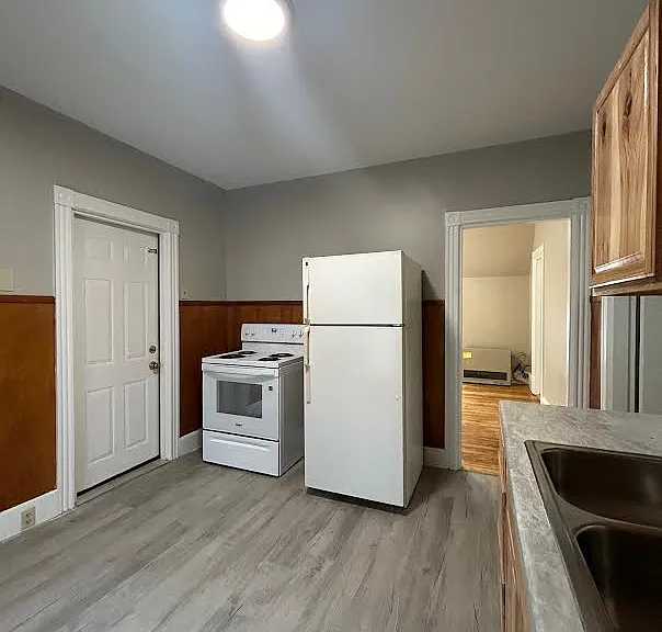 583 Main St #6 — Photo 3