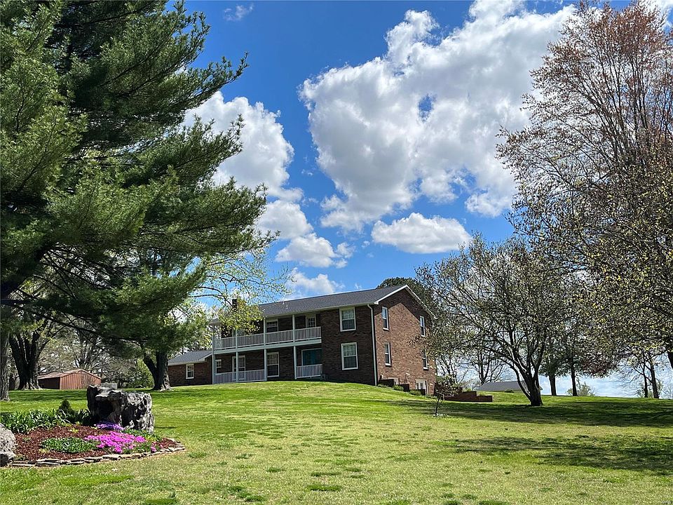 1st image of 302 S Lake Dr