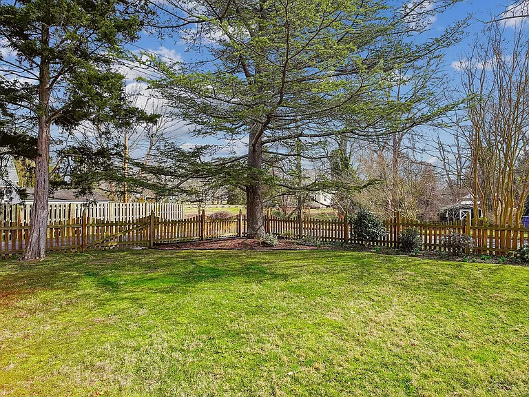 532 Trippe Ave — Photo 27