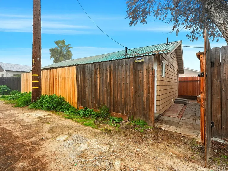 910 N Kaweah St — Photo 2