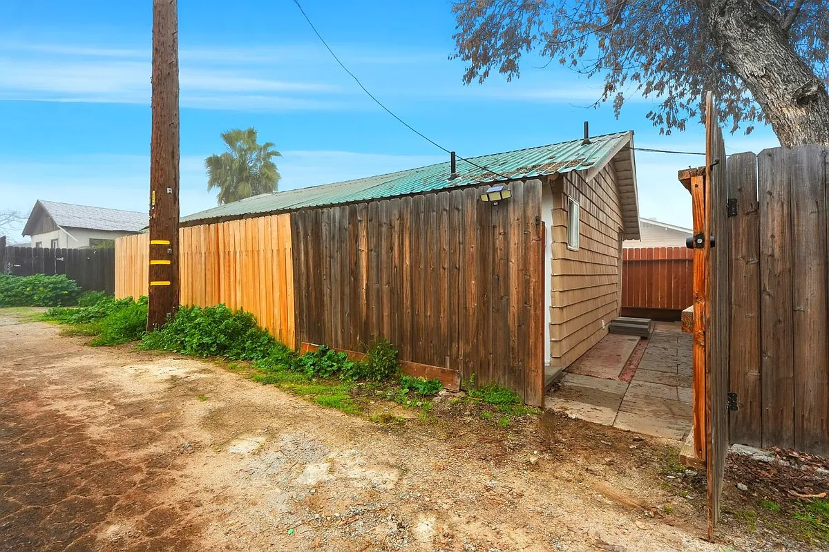 Building Photo - 910 N Kaweah St