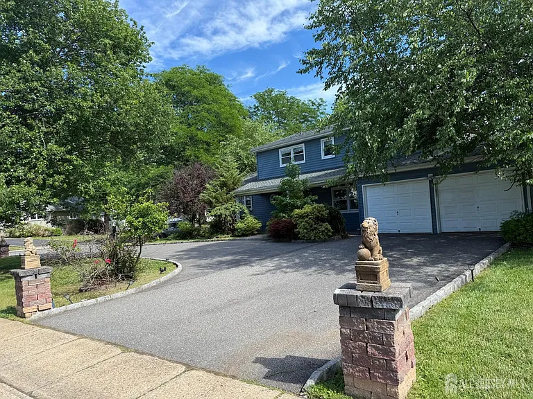 43 Jonathan Dr — Photo 2
