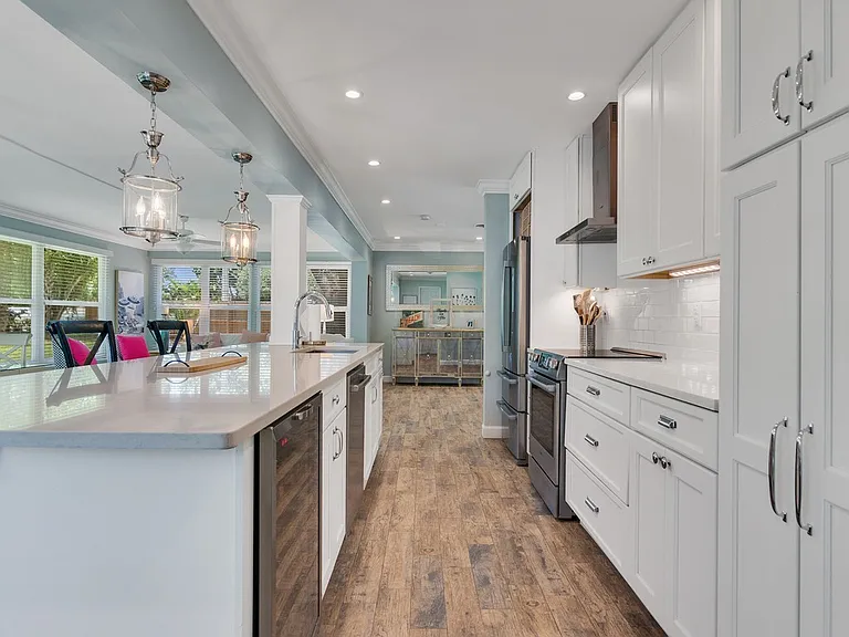 706 Iris Ln — Photo 14