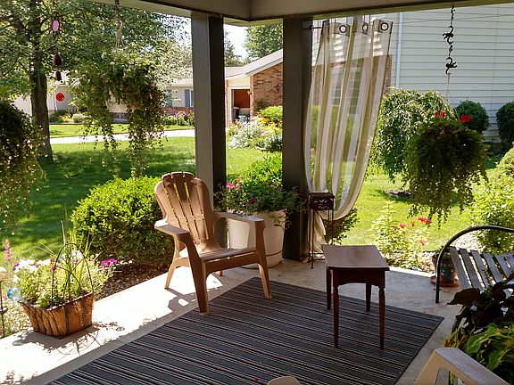 Front porch w/ great shade