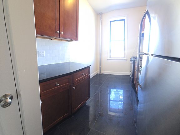 4th image of 3401 Parsons Blvd #4G