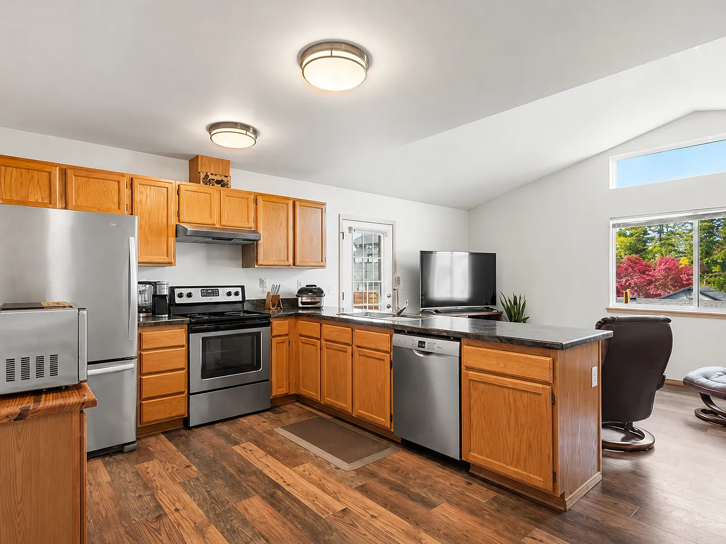 Beautiful 3 bed 2 Bath with yard — Photo 3