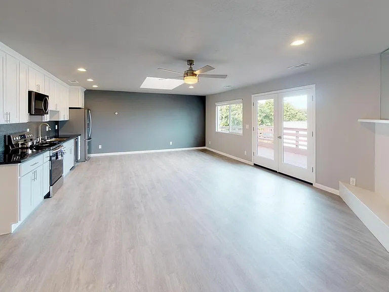2410 Illinois St — Photo 18