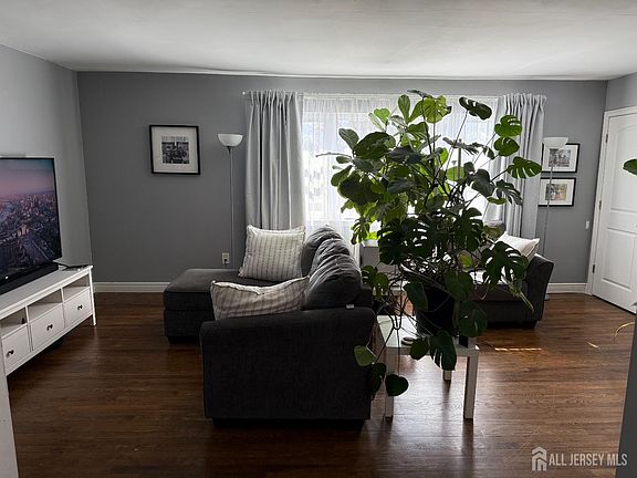 5th image of 160 Evergreen Rd APT 12B