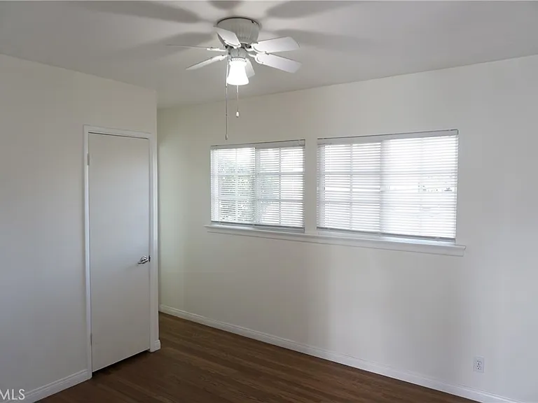 5540 Balboa Blvd — Photo 50