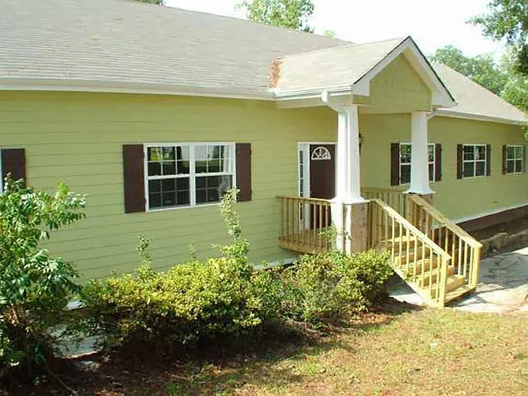 1510 Roberts Dr SE — Photo 1