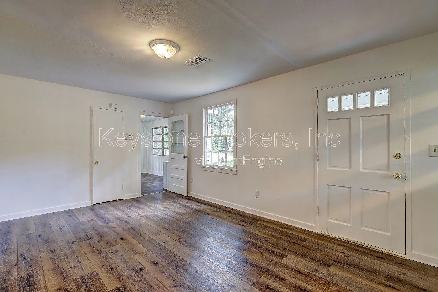 3 bed, 1.0 bath, 1220 sqft, $999 — Photo 3