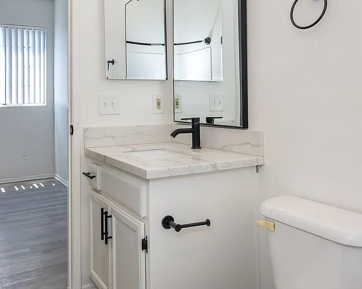 520 N Hollywood Way — Photo 15