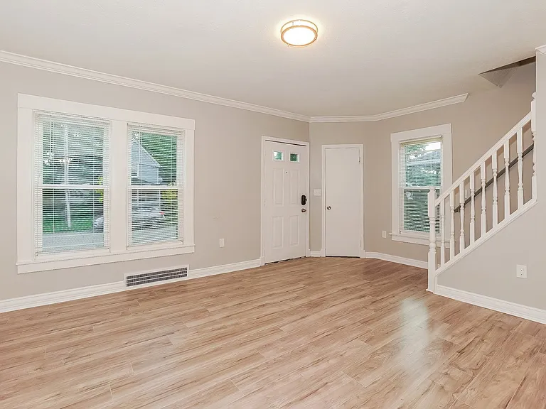 1081409_017_living_room_13187780.jpg