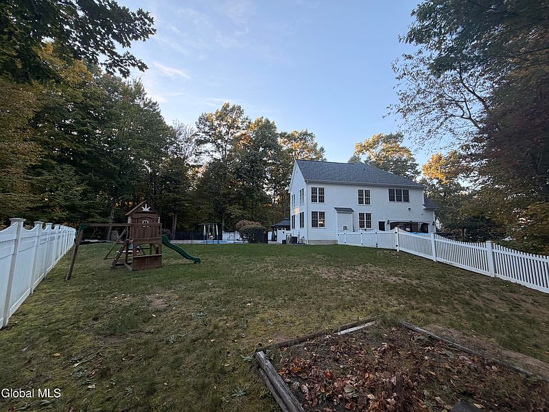 3rd image of 23 Eleanor Court