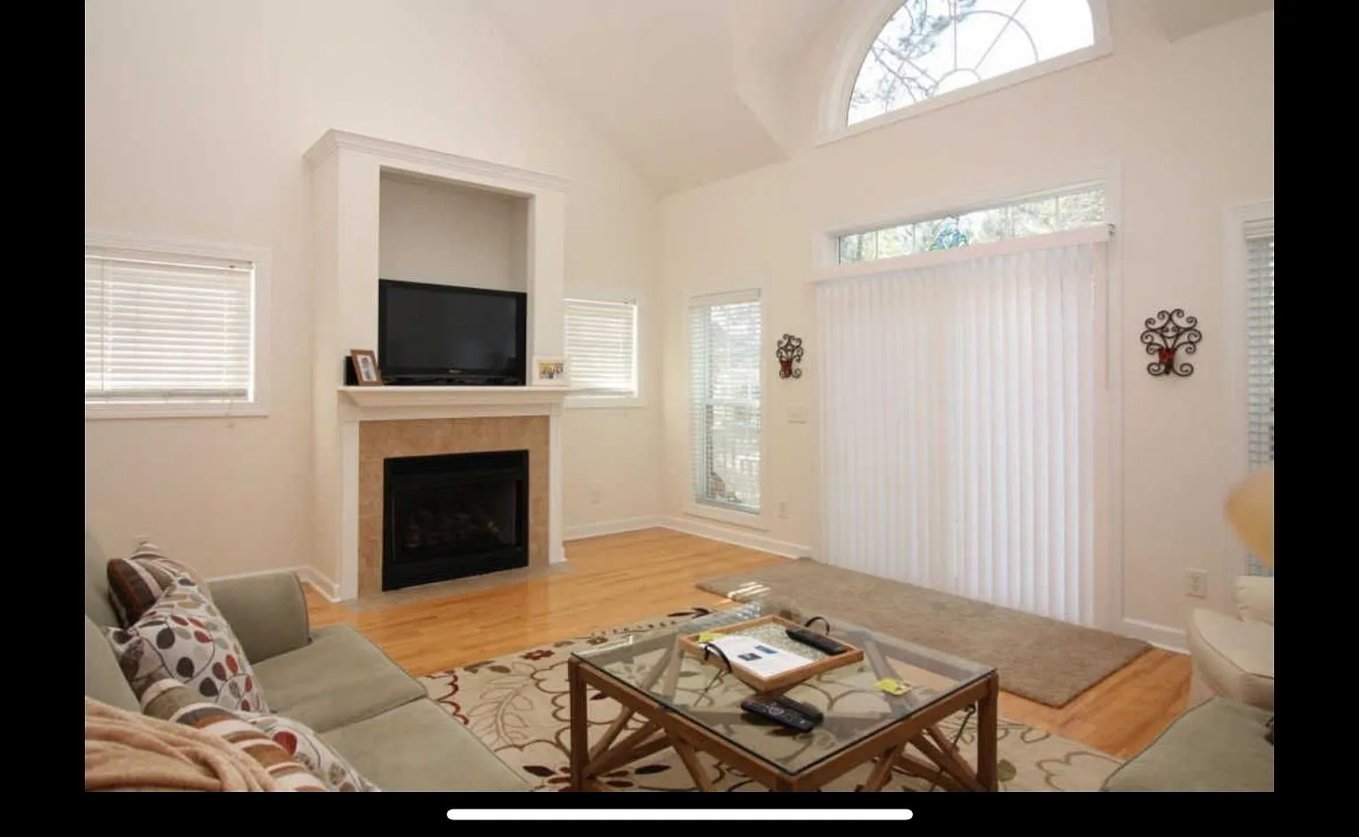 3 bed, 2.5 bath, 2240 sqft, $2,250 — Photo 4