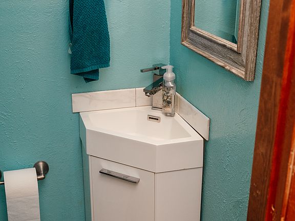 Entry way 1/2 bath