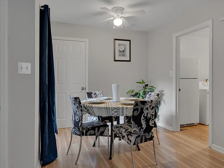 815 W Markham Ave #A — Photo 20