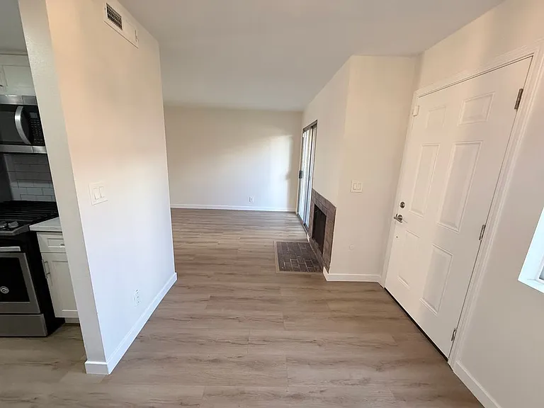 14700 Berendo Ave #2 — Photo 5