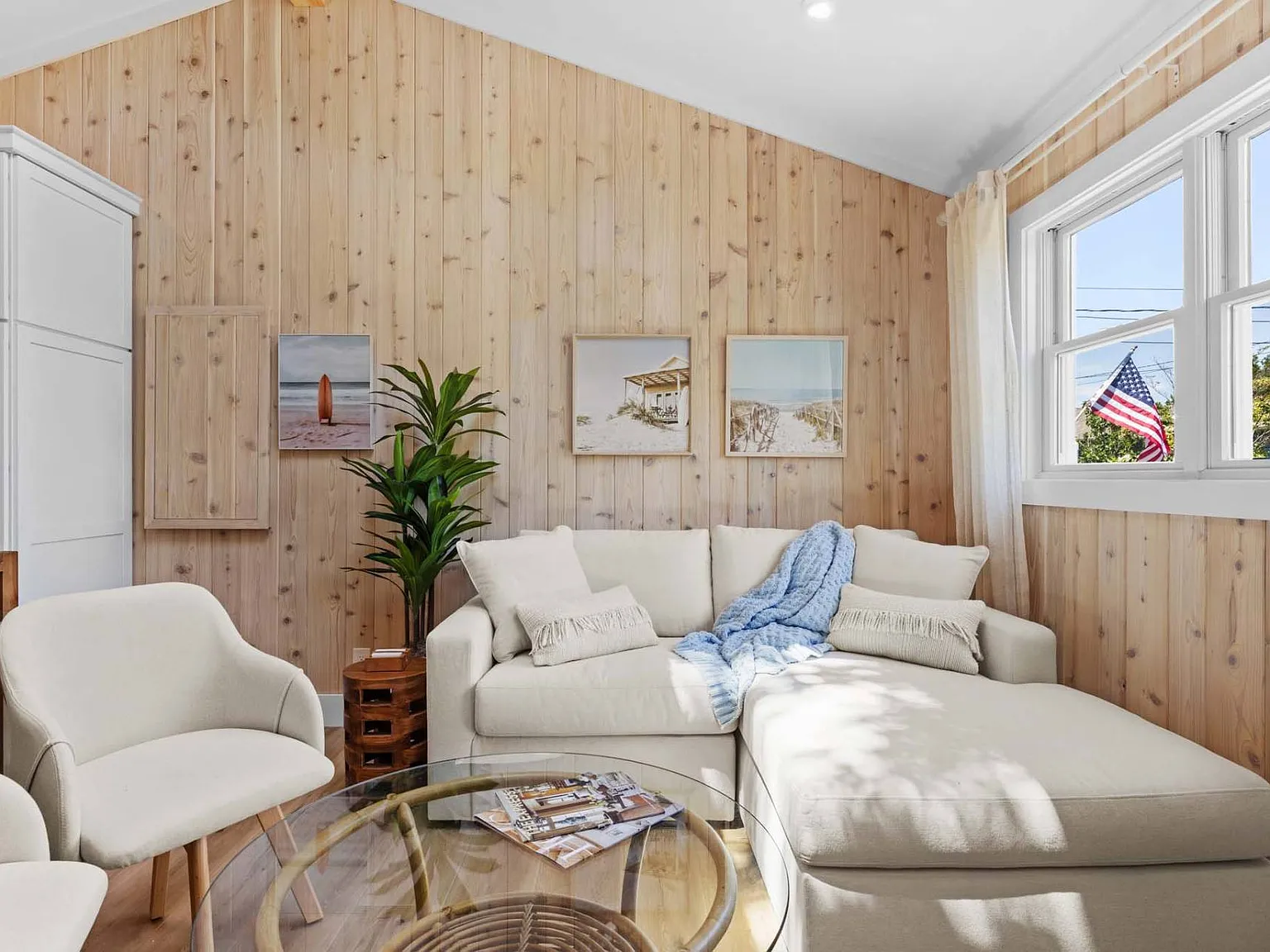 Renovated cottage with private beach access — Photo 3