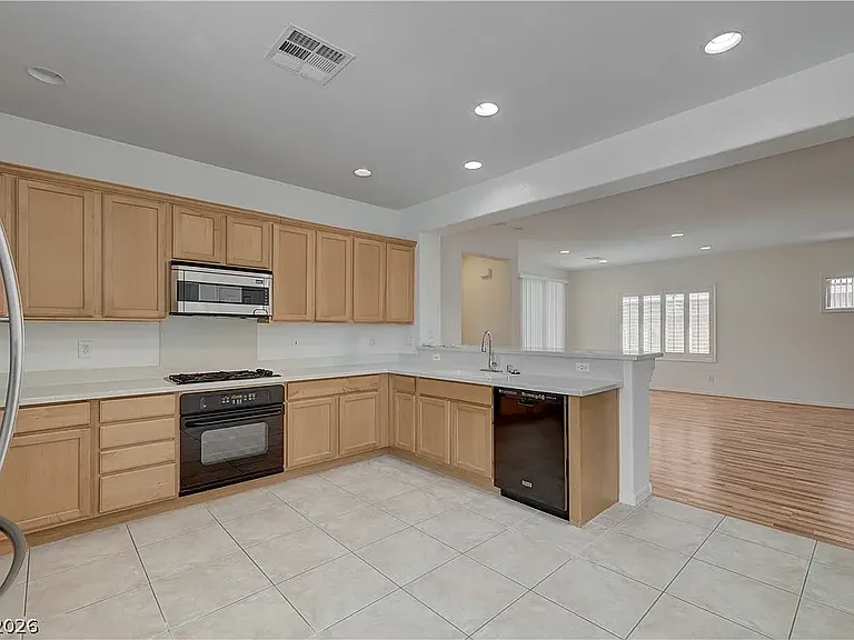 2444 Urrard St — Photo 2