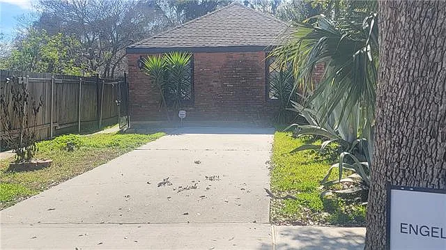 6318 S Rocheblave St — Photo 2