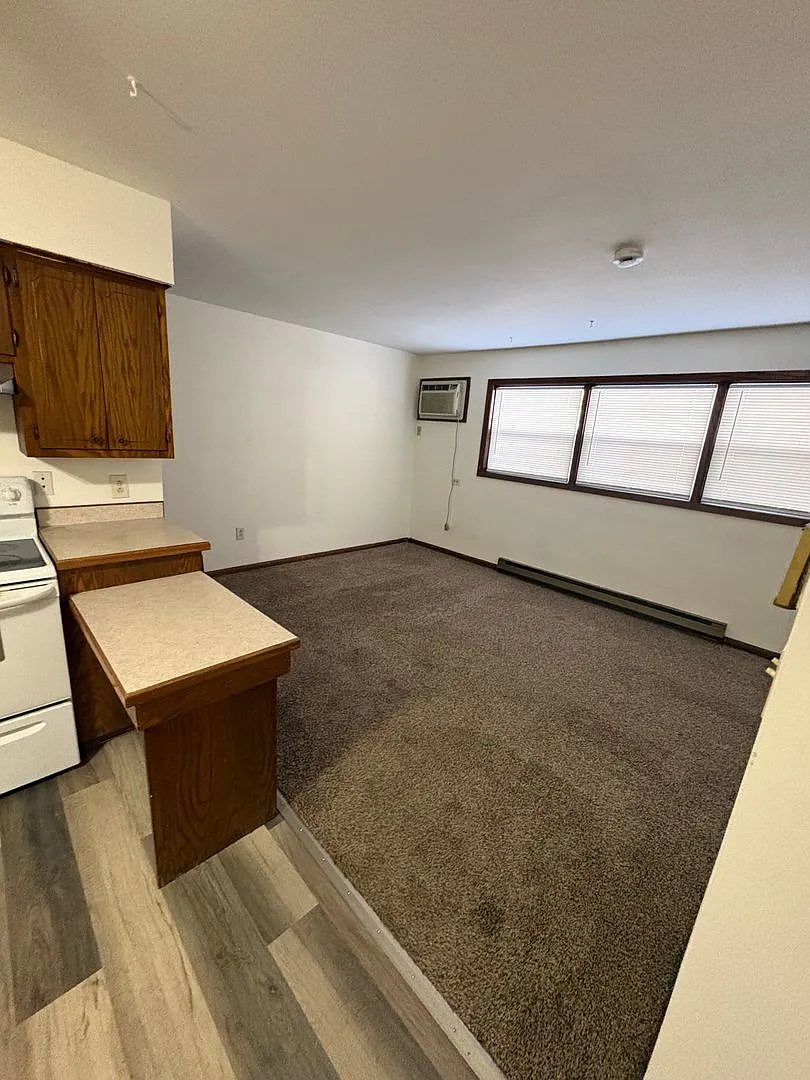 Oak Manor Apartments — Photo 2