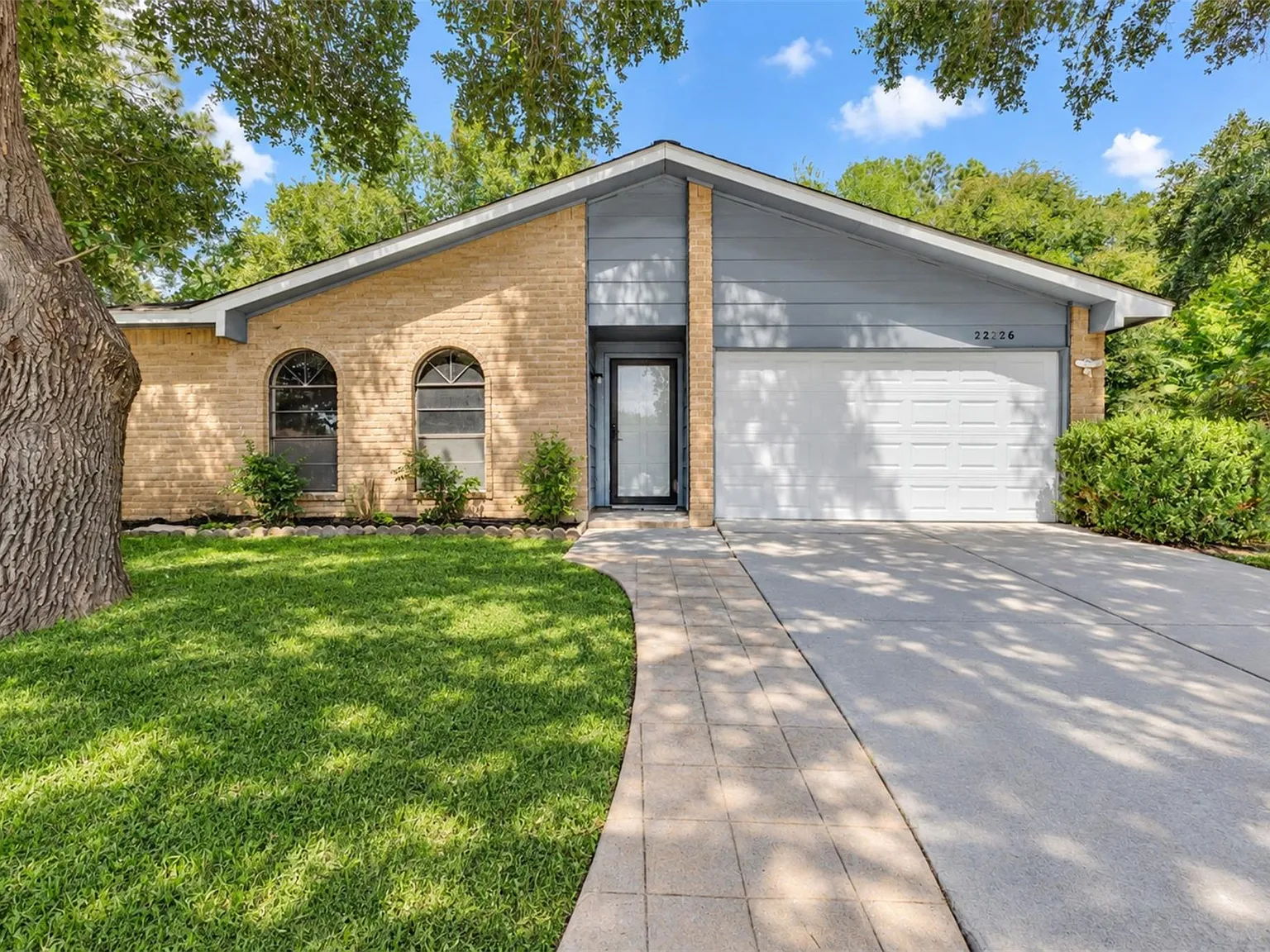 3 bed, 2.0 bath, 1444 sqft, $2,050 — Photo 2