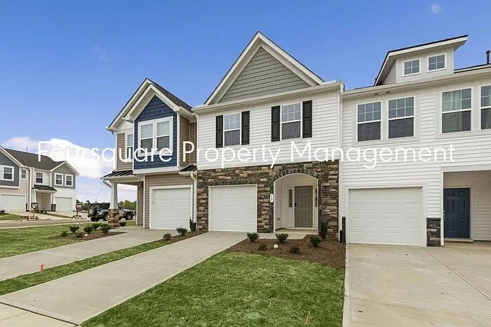 3 bed, 2.5 bath, 1603 sqft, $1,697 — Photo 2