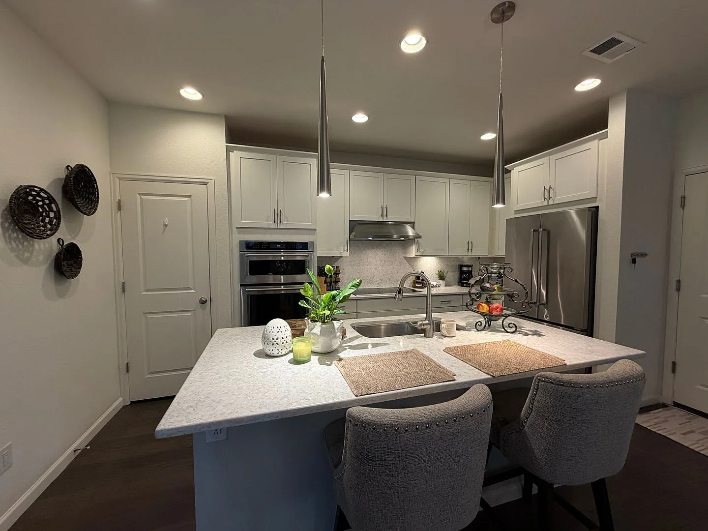 Modern West Arvada End-Unit with Cul-de-Sac Privacy & 2-Car Garage — Photo 3