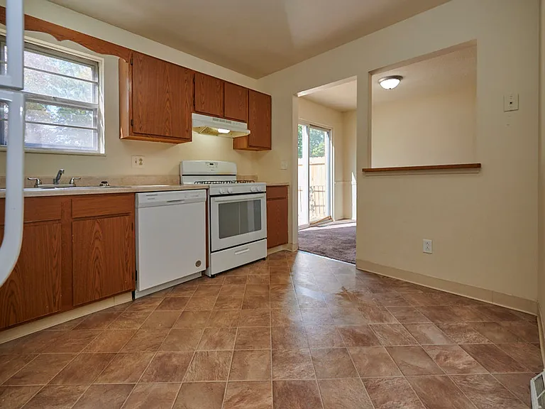 439 Colonial Ct — Photo 10