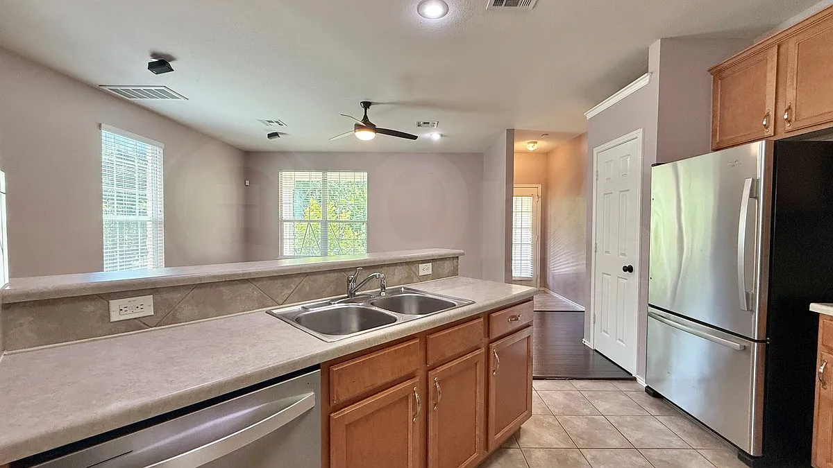 2 bed, 2.5 bath, 1550 sqft, $2,000 — Photo 4