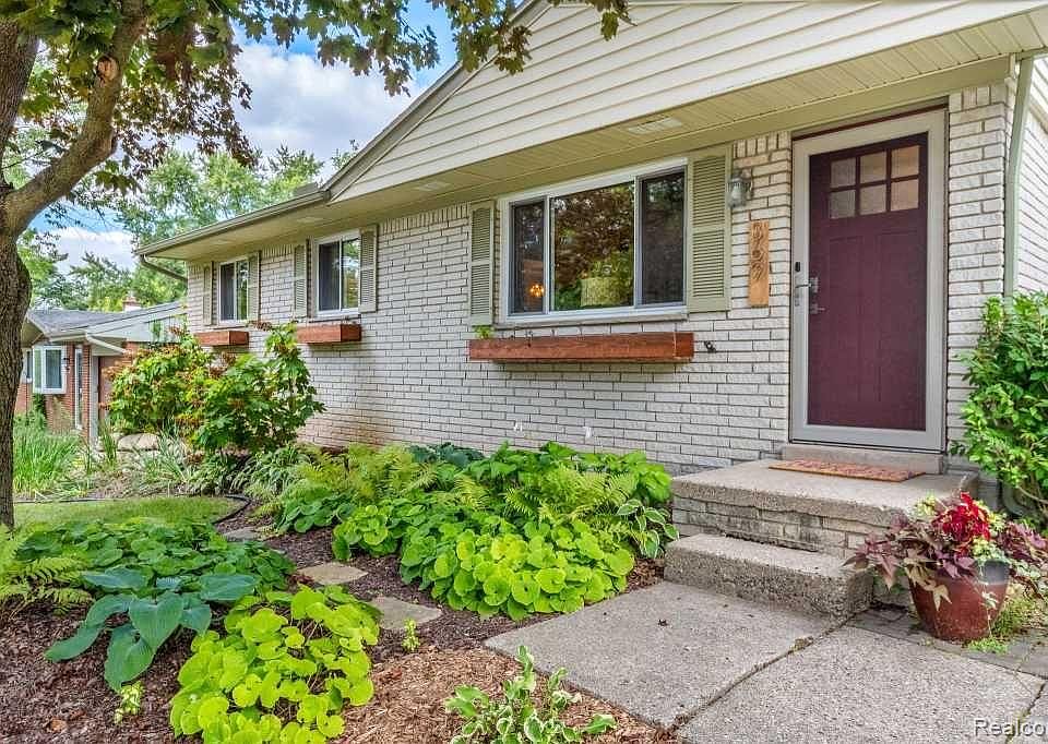 1st image of 369 Larkspur St