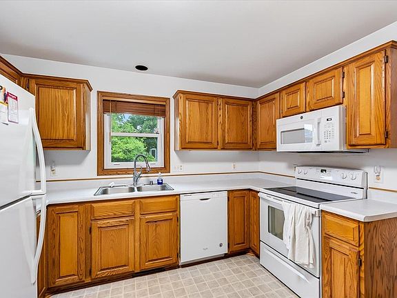4th image of 1013 N High Point Rd
