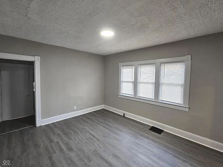 351 Congress Ave — Photo 6
