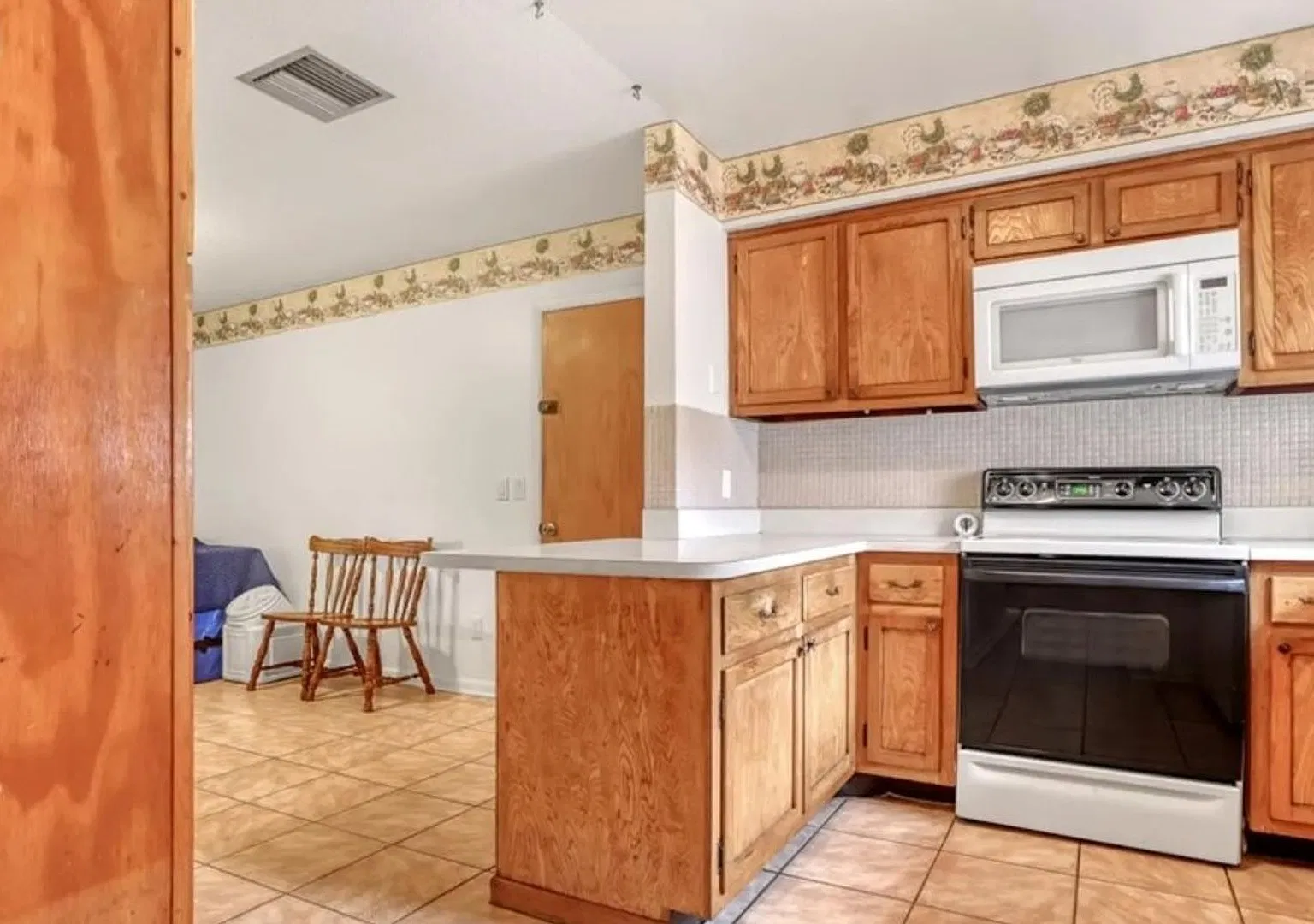 Large 3 bed 2 bath home with 2 car garage — Photo 4