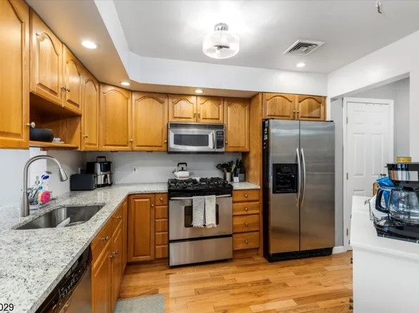74 Amethyst Ln, Paterson City, NJ 07501