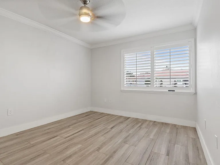 15037 Brighton Ln — Photo 13