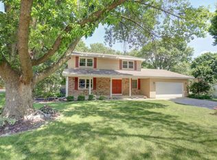 414 Weathering Dr, Mahomet, IL