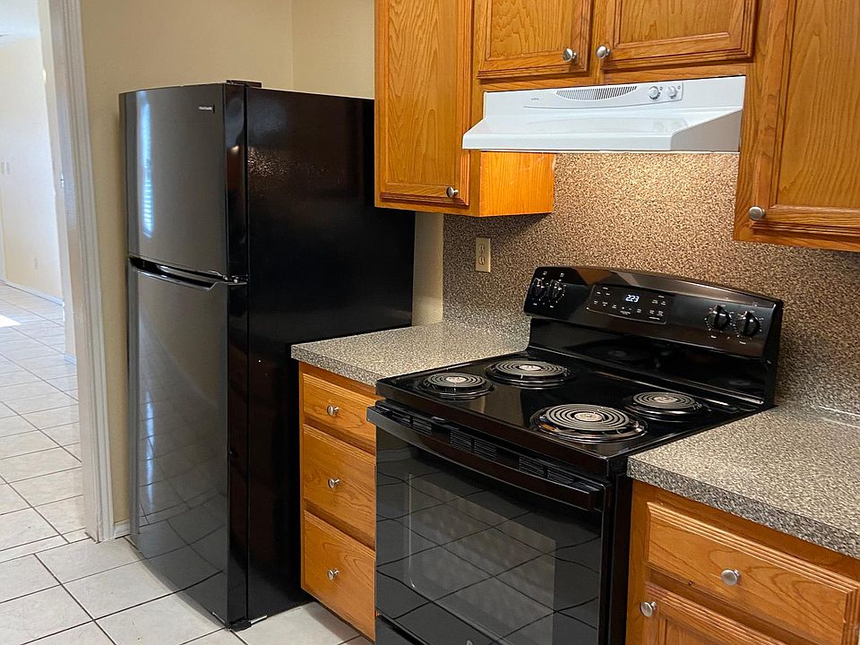 1st image of 971 Live Oak Cir #B