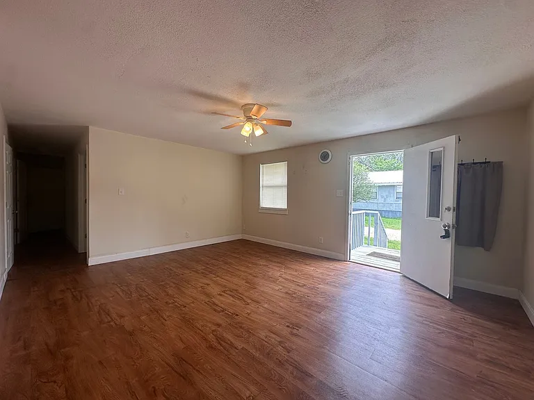217 SE 2nd St — Photo 4