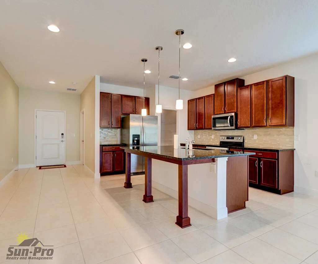 4 bed, 2.0 bath, 1896 sqft, $2,575 — Photo 3
