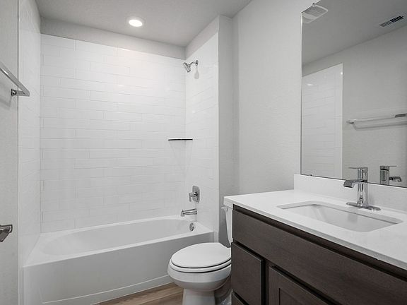 5th image of 944 Lady Bird Ln
