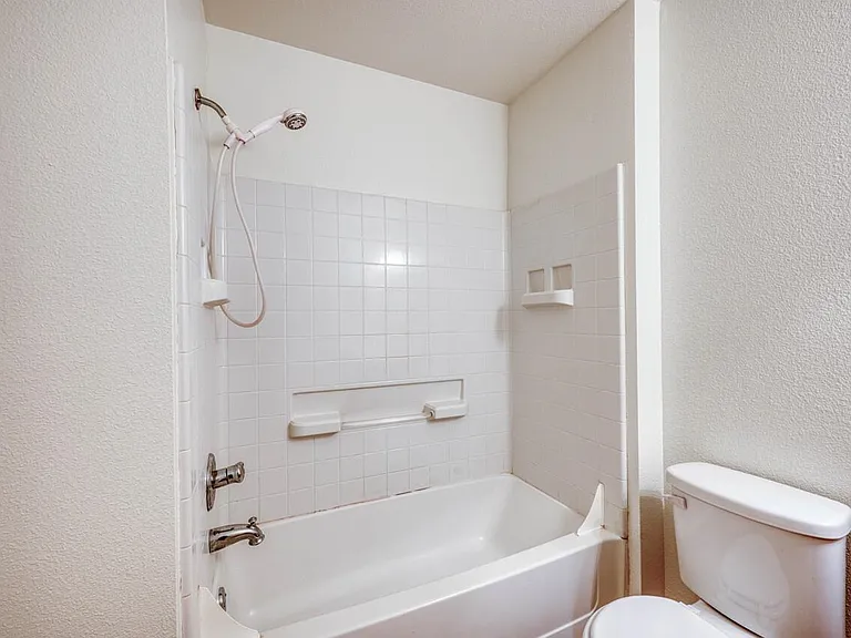 1511 N Claremont Cir — Photo 15