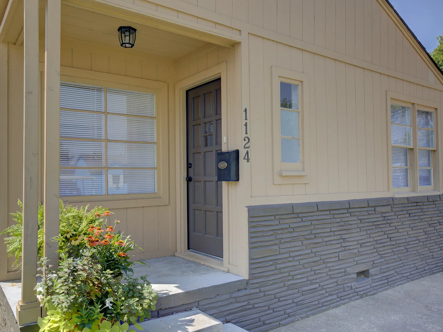 1124 E 38th Pl — Photo 1