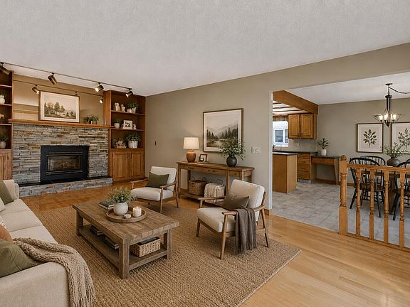 4th image of 2328 Munro Dr NE