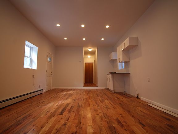 4th image of 1629 Melville St Floor 2