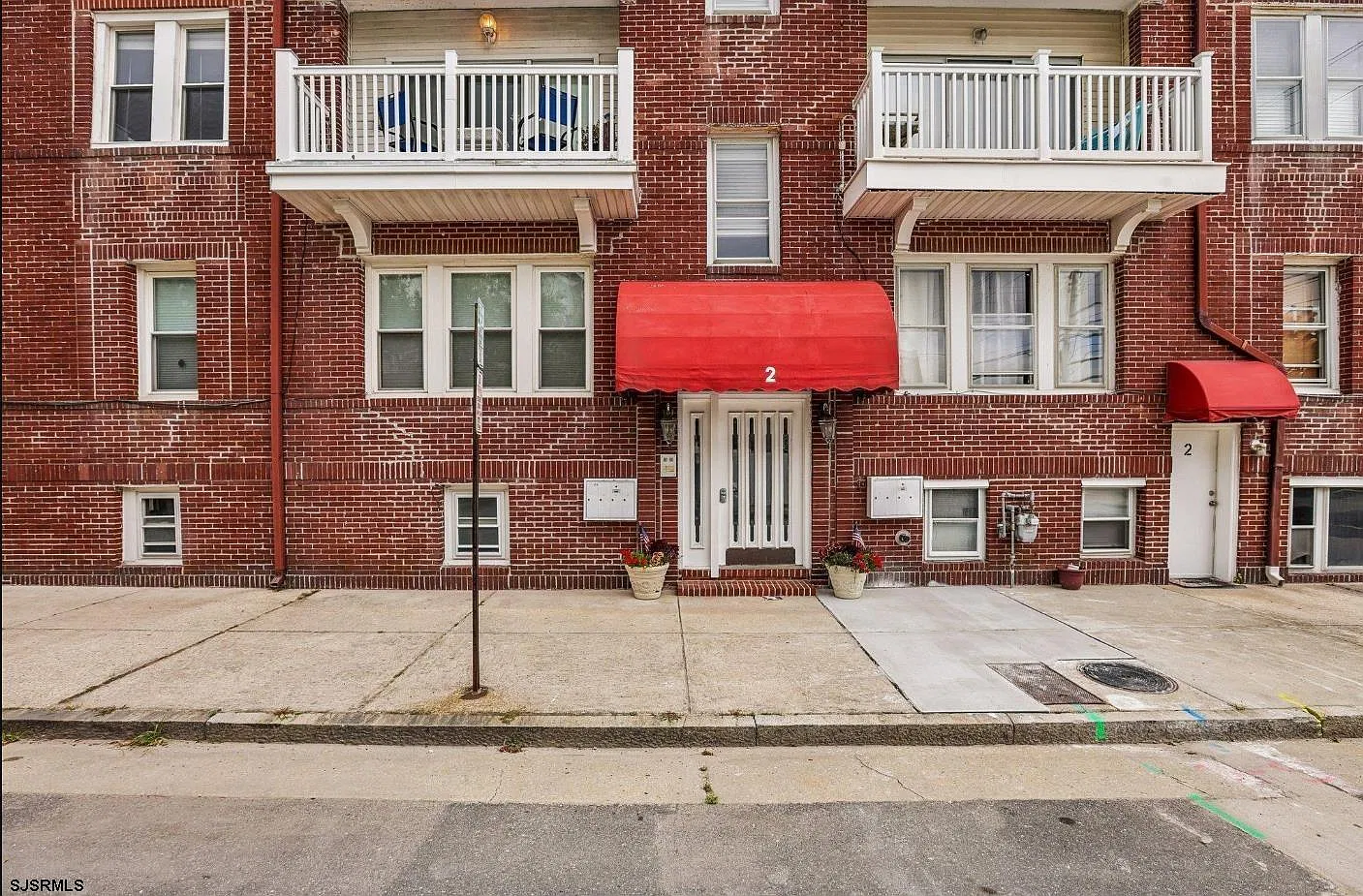 2 bed, 1.0 bath, 786 sqft, $2,200 — Photo 1