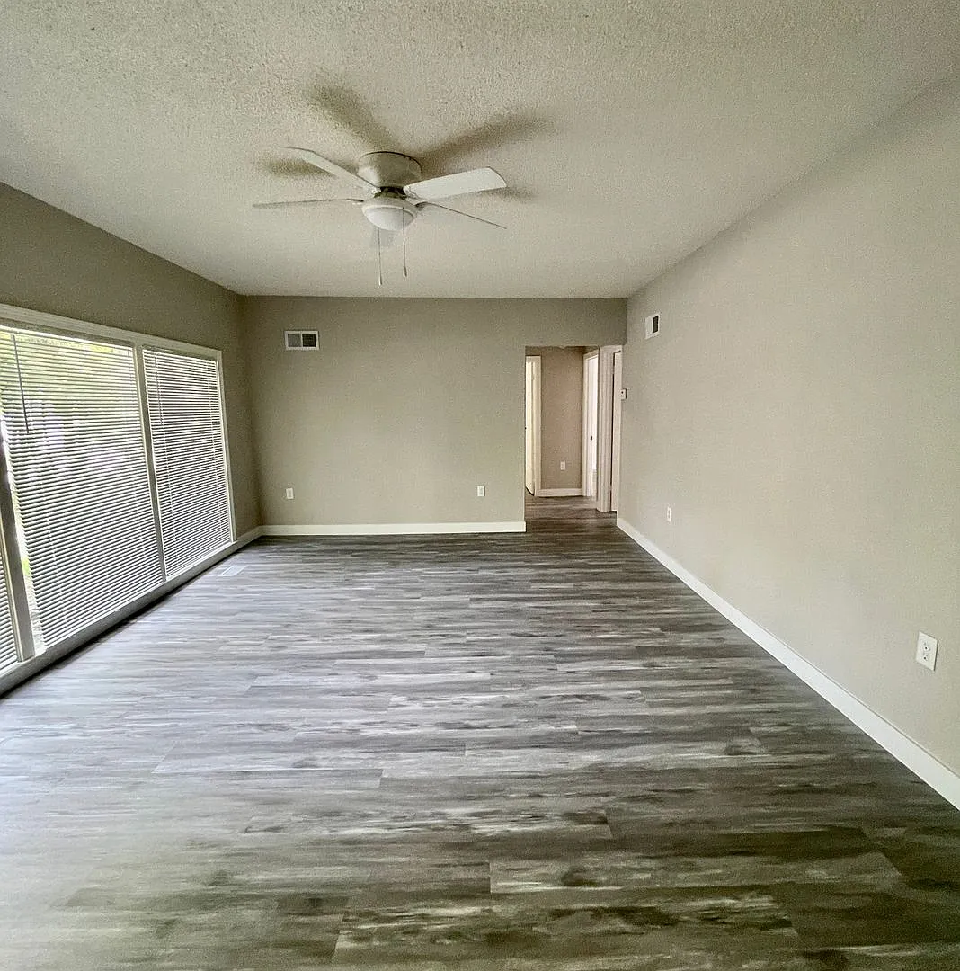 Crisp, Gorgeous, 3 Bed Home with Large Garage — Photo 2
