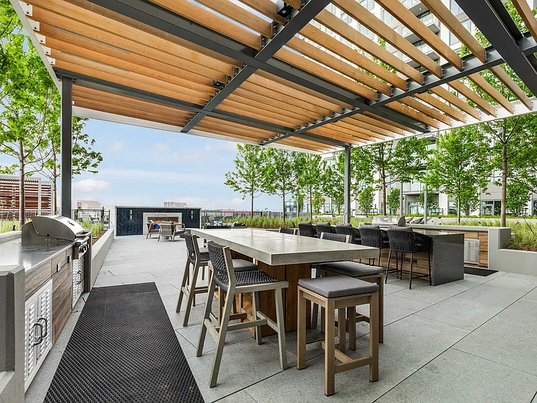 Host unforgettable evenings in our covered outdoor kitchen and dining lounge.