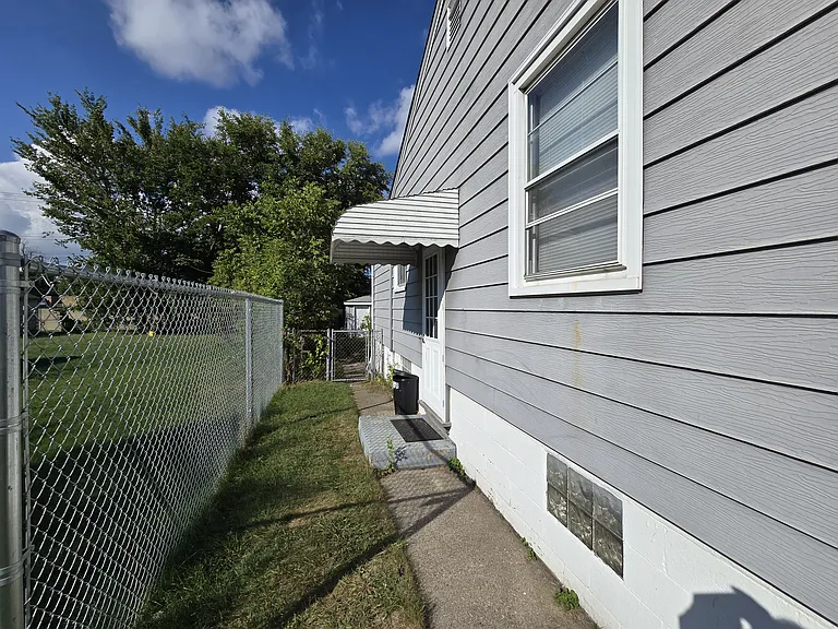 913 169th Pl — Photo 32